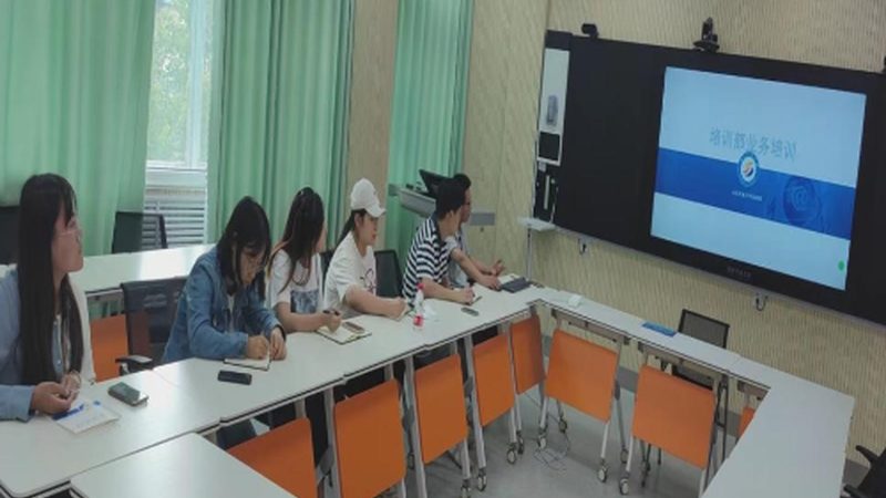 成人技能培训的收费标准通常由以下几个部分构成：